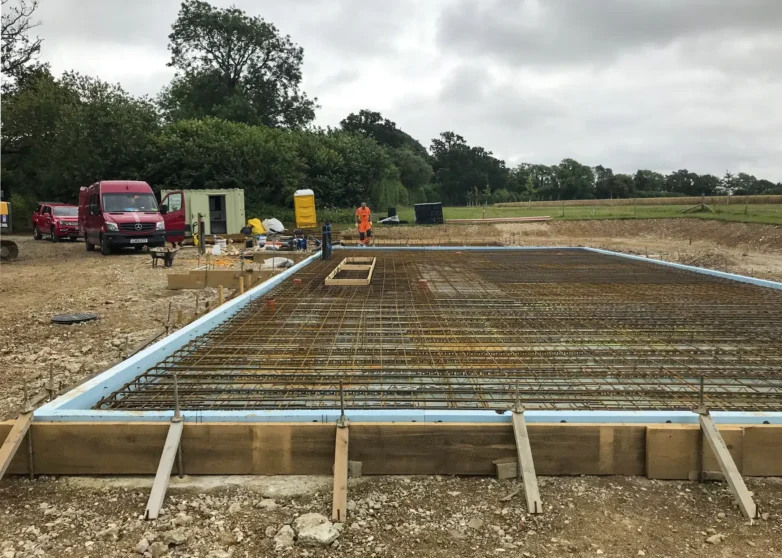 Płyta fundamentowa krok po kroku – jak wygląda profesjonalne wykonanie płyty fundamentowej pod dom jednorodzinny?