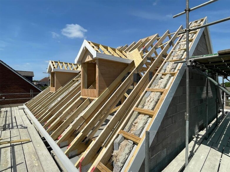 Najczęstsze błędy przy budowie dachu i jak ich uniknąć – wiedza z realizacji MEST