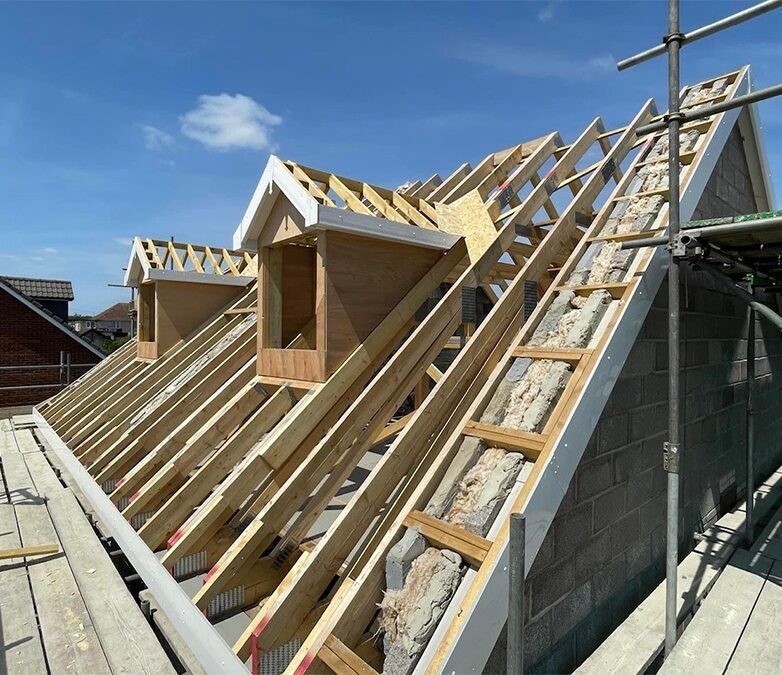 Najczęstsze błędy przy budowie dachu i jak ich uniknąć – wiedza z realizacji MEST