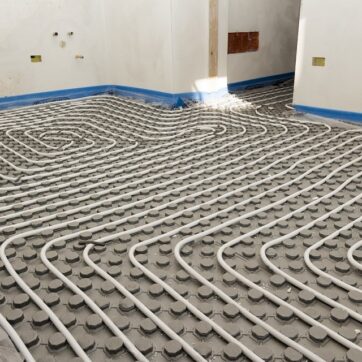 Jaki dach wybrać do domu jednorodzinnego? Porównanie dachów dwuspadowych, czterospadowych i płaskich – praktyczne wskazówki od MEST